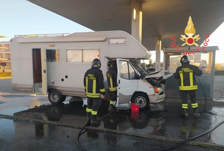 images Cirò Marina, prende a fuoco il motore di un camper: passeggeri in salvo 


