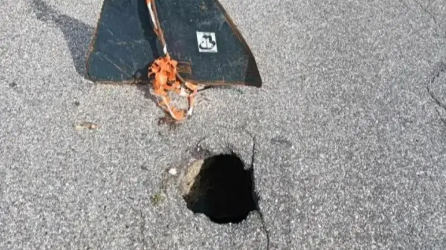 images Catanzaro, su Via Gimigliano una buca molto profonda: la segnalazione dei cittadini