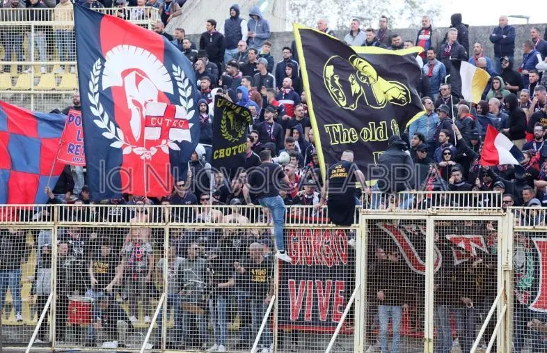 Nove tifosi crotonesi colpiti da Daspo per condotte violente nel derby d'andata 