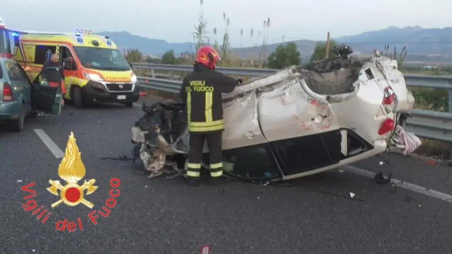 Cosenza, minore alla guida di un Suv perde il controllo e invade la corsia opposta: è grave  