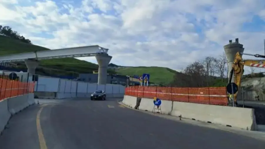 images Varo travi del viadotto Fiumarella, divieto di transito durante i lavori in via Conti Falluc