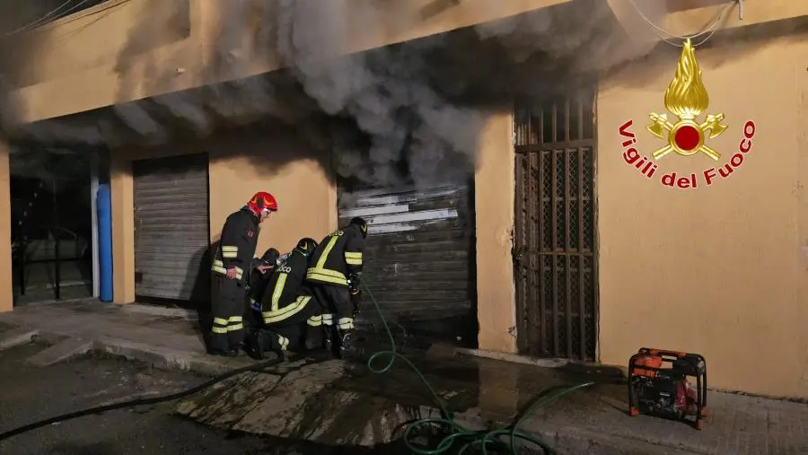 In fiamme un magazzino a Crotone: nessun ferito