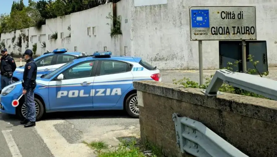 Gioia Tauro, aggredisce un uomo e poi minaccia i poliziotti con una sbarra di ferro: arrestato