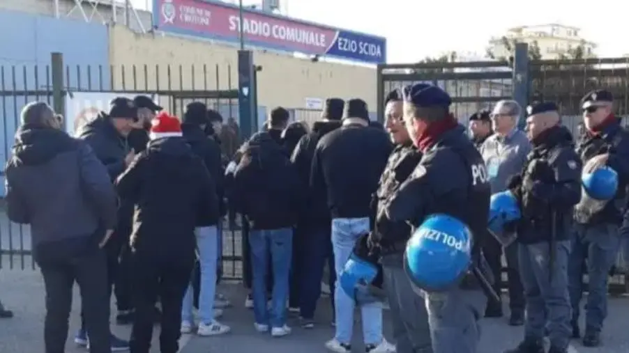 images Calcio violento: fumogeni durante Crotone-Benevento, emessi 3 Daspo