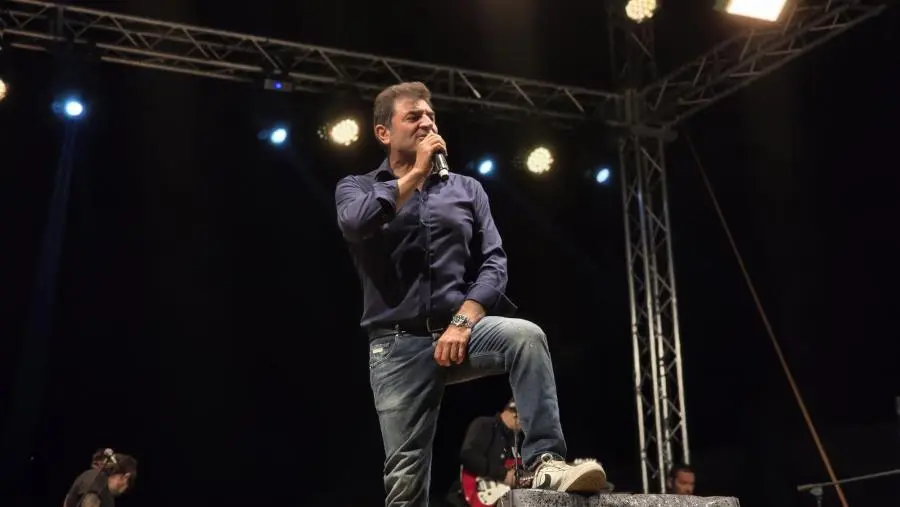 Borgia in delirio per Max Giusti, “A tutto Max” conquista Piazza Nassiriya tra risate, emozioni e  una torta di compleanno