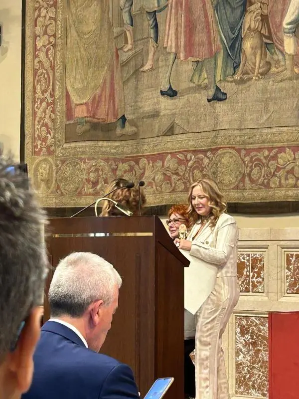 Botricello, prosegue l’ascesa per l’artista Concetta Russo insignita a Roma del premio alla carriera