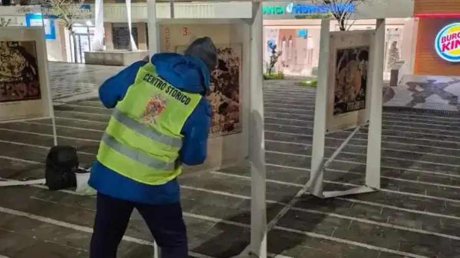 “Cara Catanzaro” ha risanato i pannelli dedicati a Mimmo Rotella e vandalizzati nei giorni scorsi