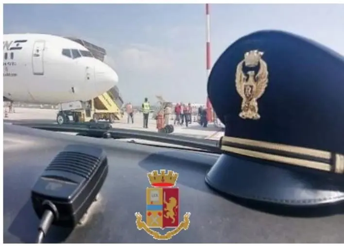 Tentava di imbarcarsi a Lamezia con un passaporto contraffatto: arrestato un uomo afghano
