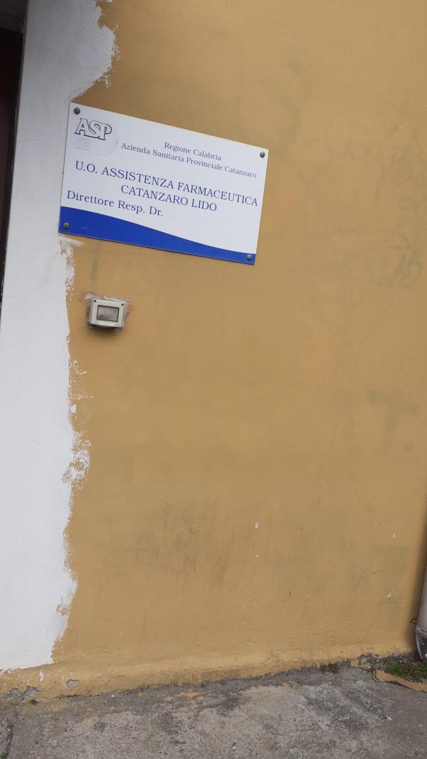 images Farmacia territoriale, Fare per Catanzaro: "Utenti al freddo in fila per ore in mezzo al degrado"