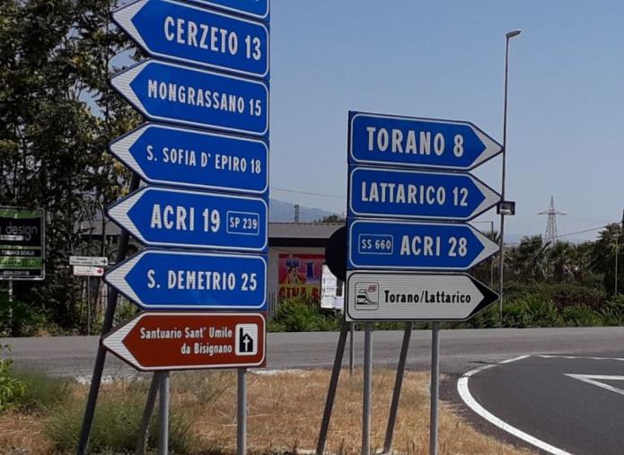 Stazione di Torano Lattarico: installato il cartello direzionale allo svincolo dell’autostrada 