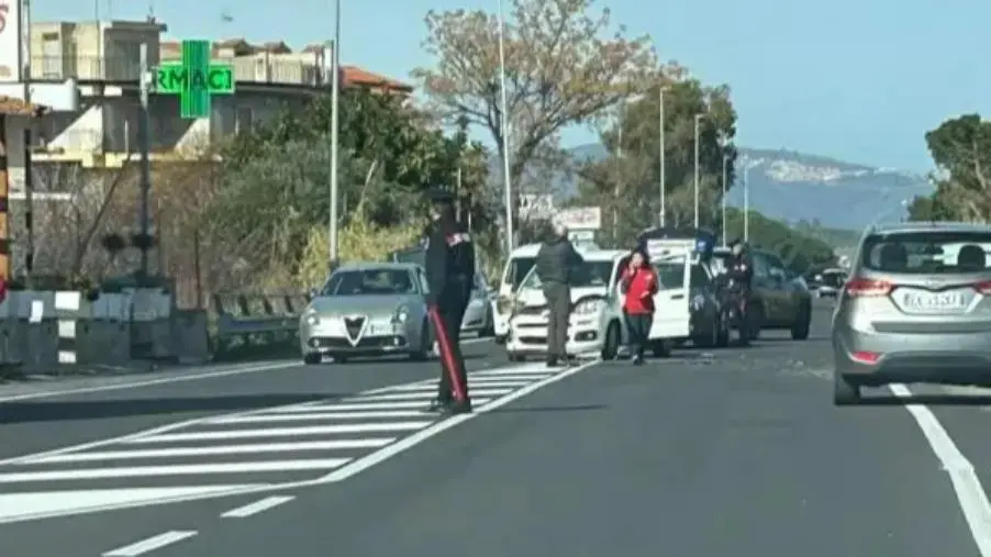 images Incidente sulla statale 106 a Isca sullo Ionio: traffico rallentato