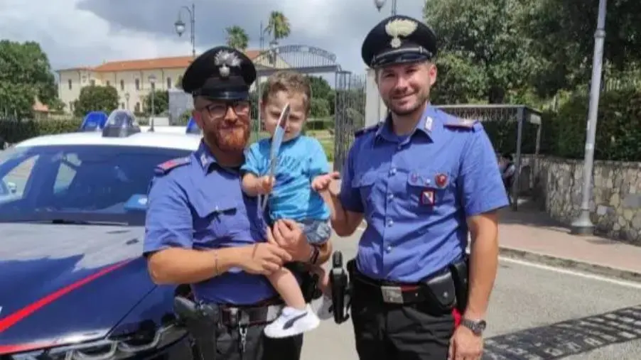 Paura per due genitori a Catanzaro, bimbo resta bloccato in macchina: salvato dai Carabinieri