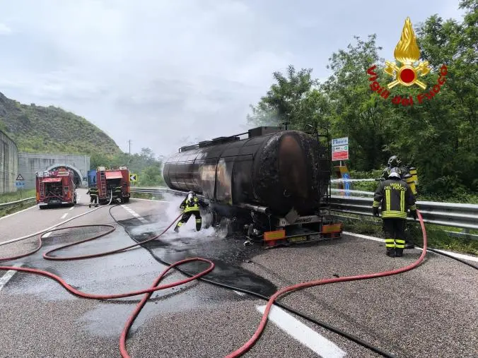 Incendio autotreno sull'A2, Morelli (FSP) plaude l'intervento della polizia stradale di Lamezia 