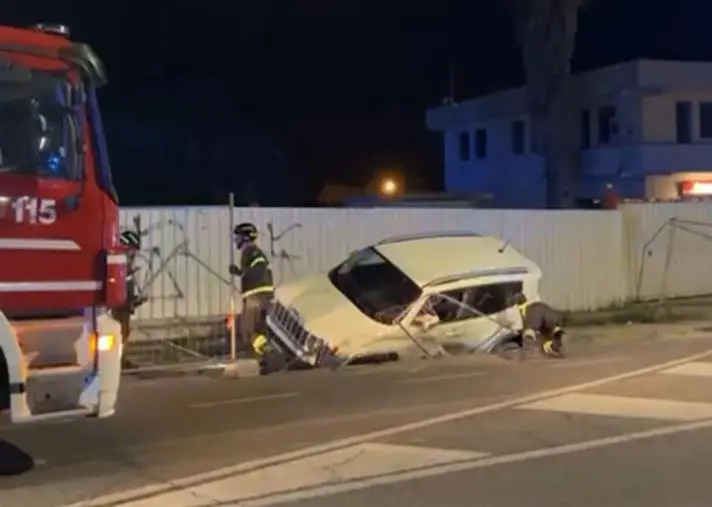Incidente in via Lucrezia della Valle, auto finisce negli scavi del cantiere