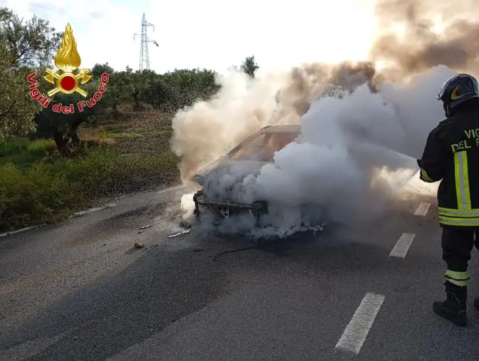 Auto in fiamme sulla strada del Petilino: illeso il conducente 