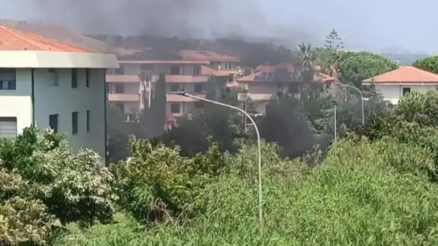 images Auto in fiamme a Squillace Lido: intervento dei Vigili del Fuoco in corso
