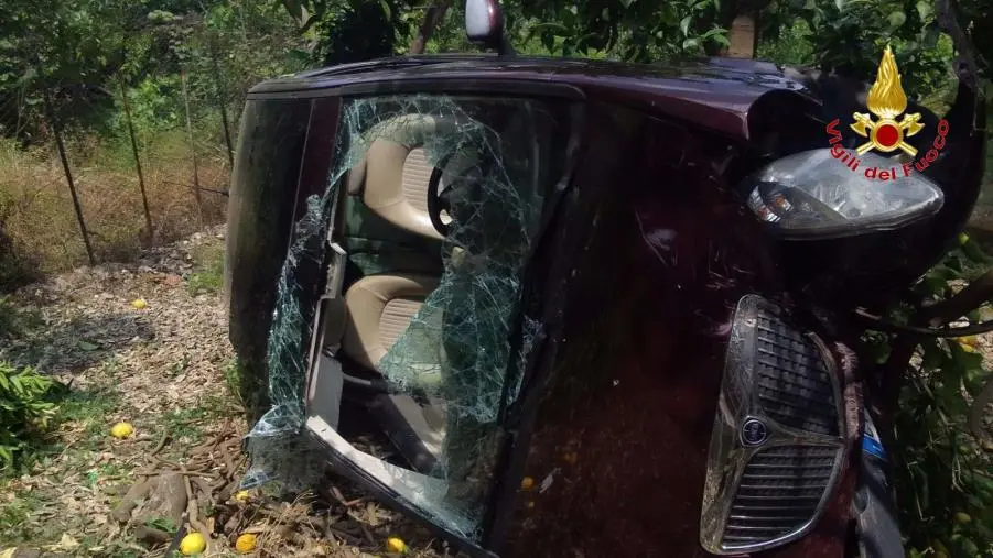 Volo di sette metri con la sua auto: soccorsa una donna a Soriano 