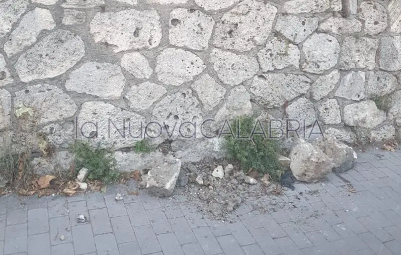 Cadono sassi lungo Viale dei Bizantini a Catanzaro, l'allarme dei passanti