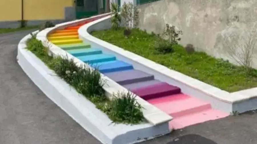 L’arte di Claudio Chiaravalloti trasforma la scuola di Simeri Crichi: un progetto di bellezza e inclusione