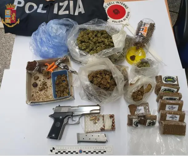 images Vibo, a casa con un chilo e mezzo di marijuana: arrestato 