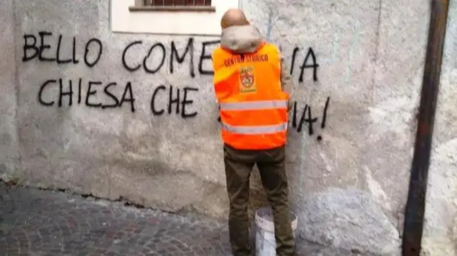 images "Cara Catanzaro" impegnata a rimuovere le scritte sui muri del centro storico 