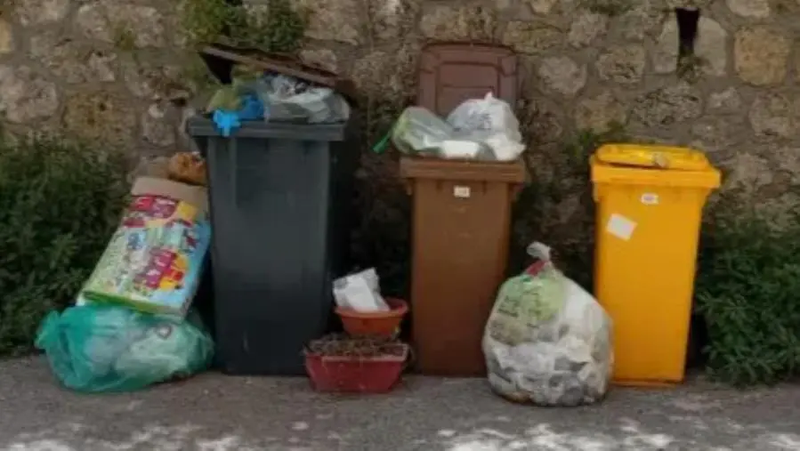 Conferimento e ritiro rifiuti a Catanzaro: siamo sempre alle solite. Di chi è la colpa? E la protesta incalza