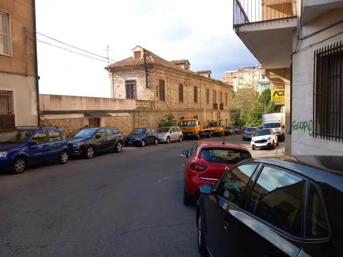 Catanzaro, atti vandalici su un'auto di un professore 