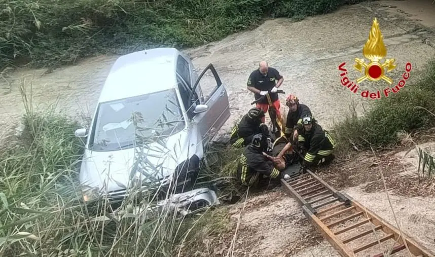 Esce fuori strada e finisce con l'auto in un canalone di scolo: incidente sulla SS 106 a Crotone