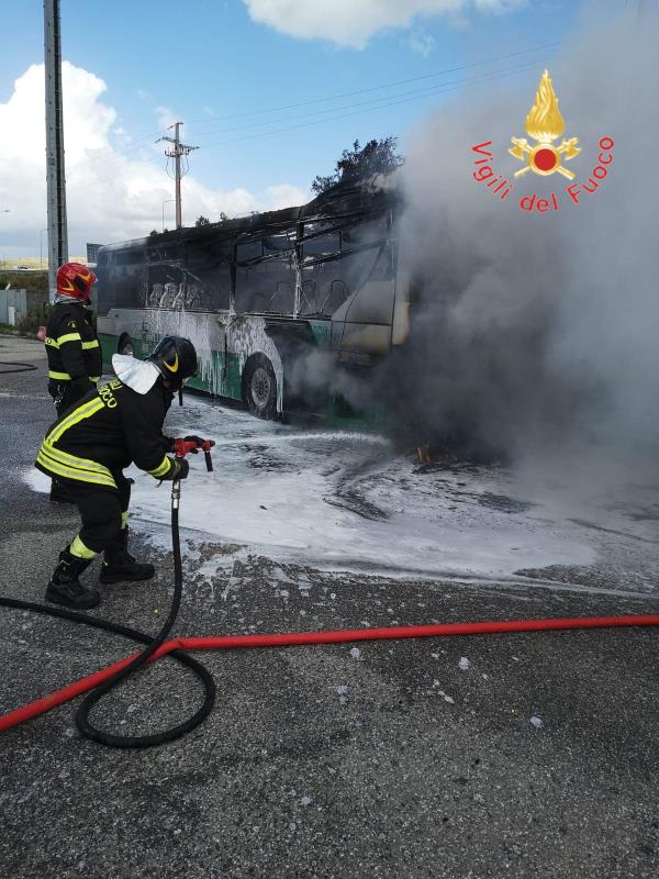 images Catanzaro. In fiamme un autobus di linea in sosta alla Cittadella: illeso il conducente