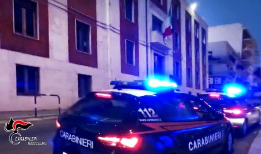 Sparano ai parenti nel reggino per contendersi i terreni: un ferito e due arresti