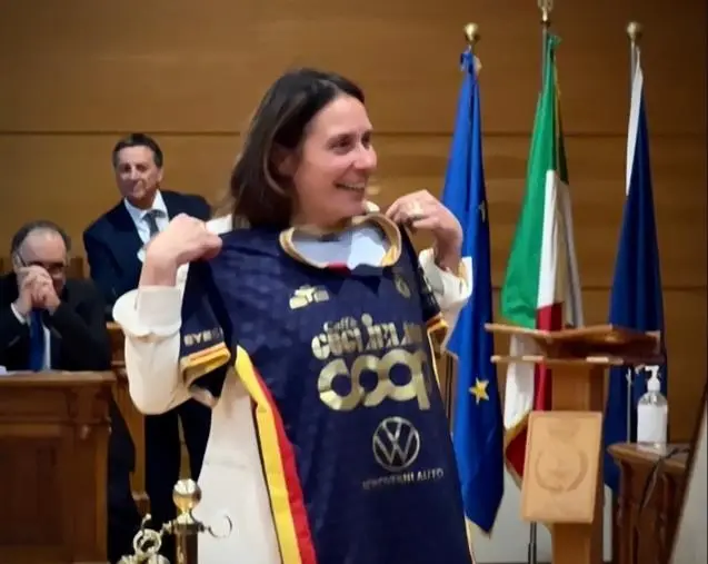 Il Ministro Locatelli in Calabria posa con la maglia del Catanzaro