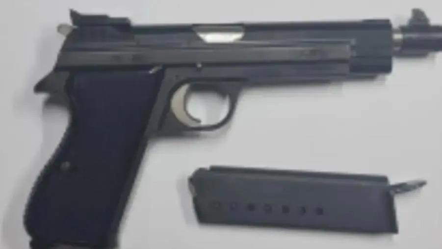 Nasconde una pistola nel tubo di scarico, 30enne arrestato a Crotone 