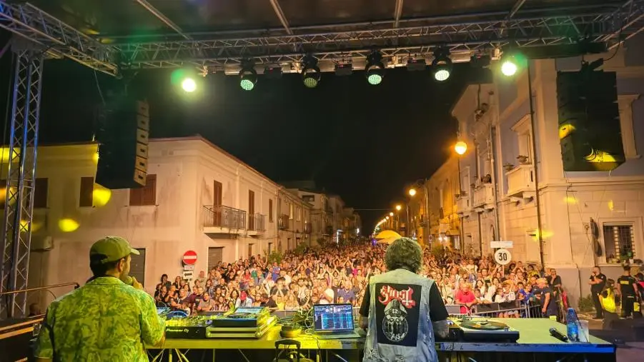 images Borgia, in migliaia per Dargen D’Amico e Radio Deejay: ritmo ed energia per un’estate che promette scintille
