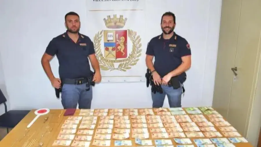 Gioielli e soldi nascosti nel parafango dell'auto, fermato a Villa San Giovanni 43enne napoletano 