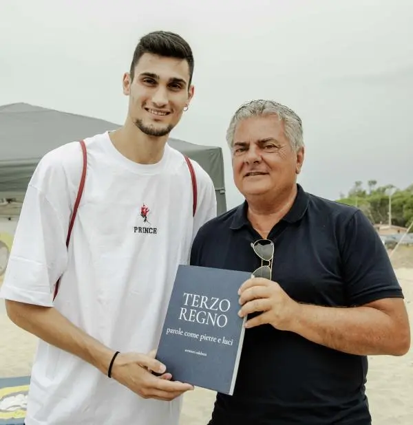 images Mancuso consegna al campione olimpico Simone Alessio un libro su Saverio Strati