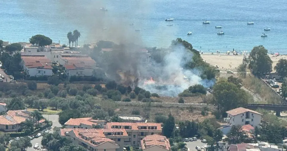 Incendio a ridosso delle abitazioni a Pietragrande: paura per i residenti locali