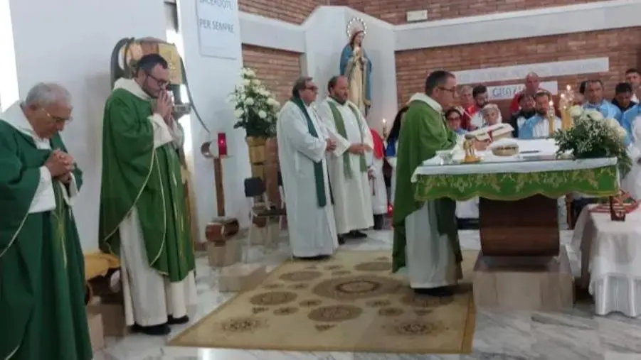 Badolato accoglie il nuovo parroco: è don Angelo Còmito (FOTO)