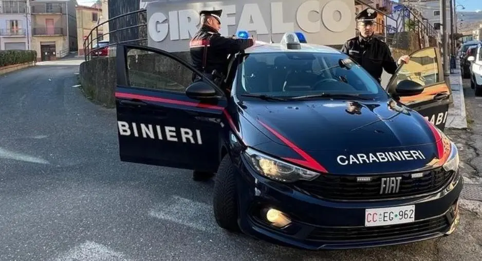 Smerciavano droga nel circondario di Caraffa: in 2 ai domiciliari