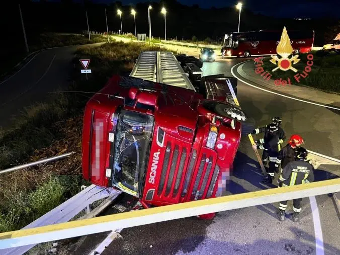 Autoarticolato si ribalta sulla Statale 106 nel Cirotano: illeso il conducente