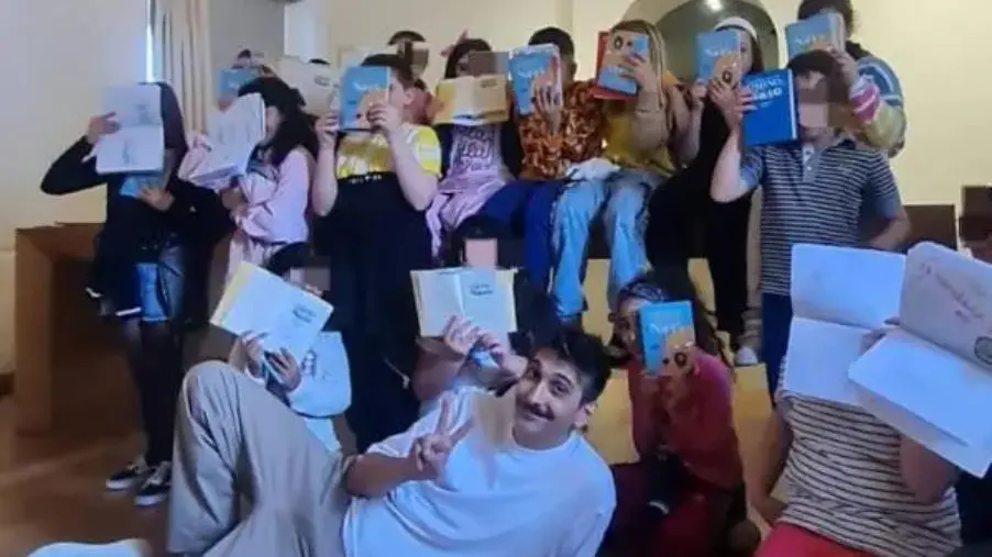 L’abbraccio dei bambini a Fabrizio Biggio ha chiuso la grande festa della lettura Gutenberg 22