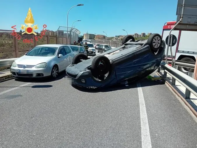 images Incidente sul Viadotto Bisantis, un'auto si ribalta e danneggia due veicoli parcheggiati