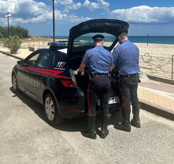 Locri (Rc), lido abusivo e lavoratori in nero: sei persone deferite