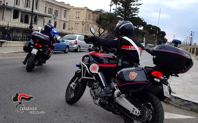 Reggio Calabria: denunciate 5 persone per furto di energia elettrica e detenzione irregolare di armi