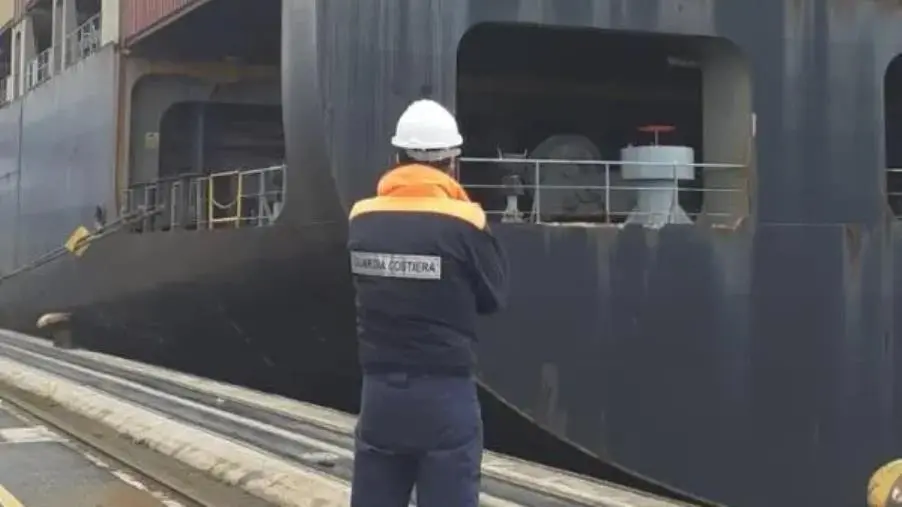 Problemi al motore di una nave, terminate le operazioni di controllo al porto di Gioia Tauro