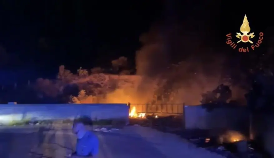 Vasto incendio a Sellia, le fiamme avvolgono una discarica abusiva