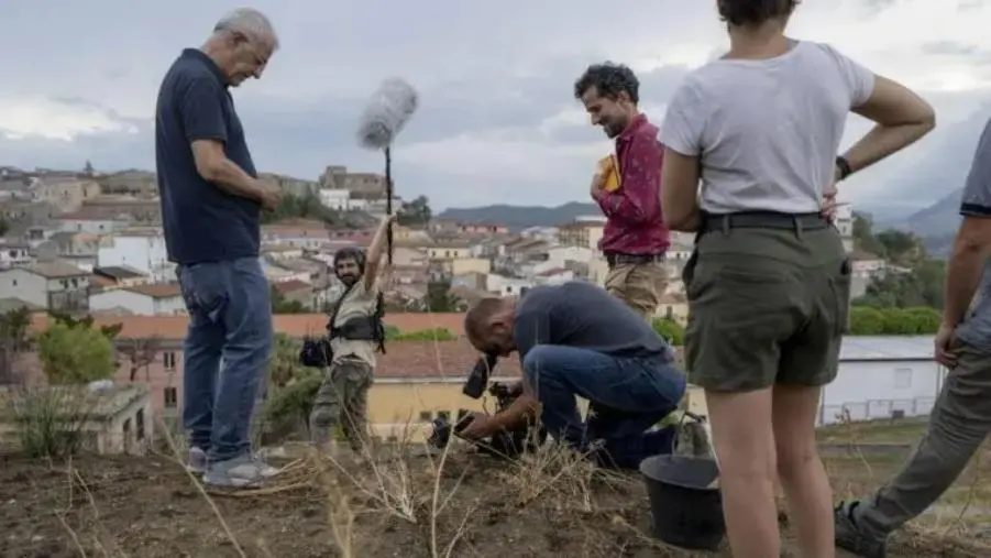 Il documentario “Askòs, il canto della Sirena” trionfa al Firenze Archeofilm: parla il regista Antonio Martino