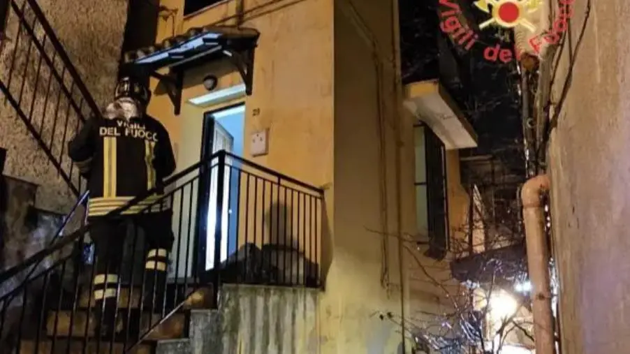 Tragedia a Rossano, muore carbonizzata nella sua casa in fiamme
