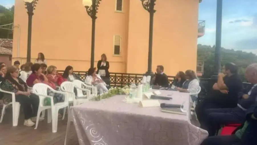 Ricordi, emozioni, aneddoti a Magisano per la presentazione del libro di Felice Foresta