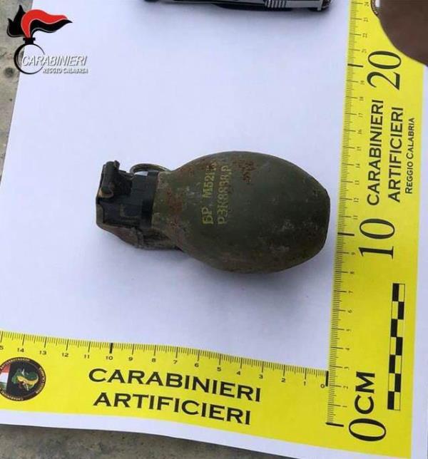 images Armi e una bomba da guerra: arrestato un 47enne in provincia di Reggio Calabria 