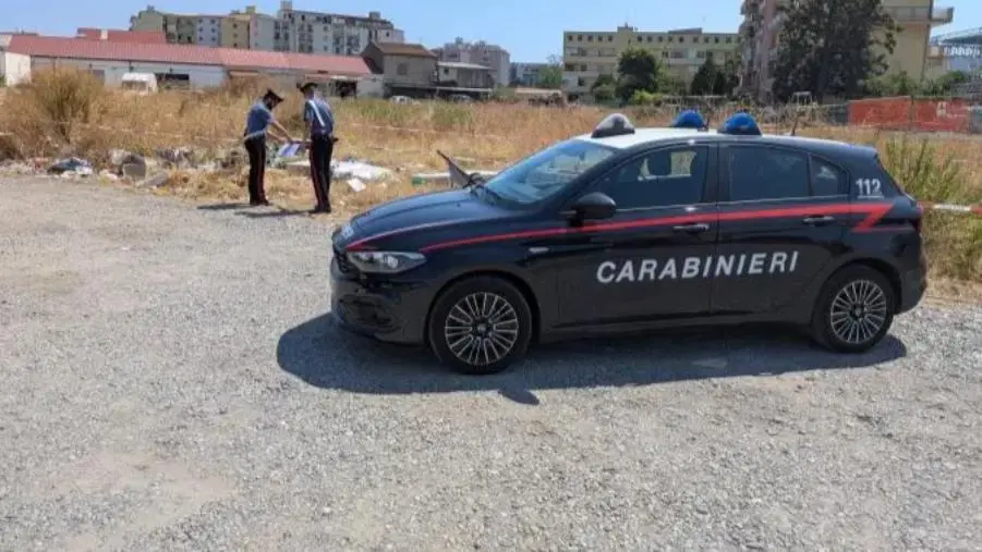 Crotone, rifiuti abbandonati in una discarica abusiva in città: area sequestrata